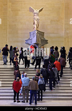 I visitatori si sono riuniti di fronte al 'Vittoria Alata ("Nike') di Samotracia", il museo del Louvre di Parigi, Francia. Foto Stock