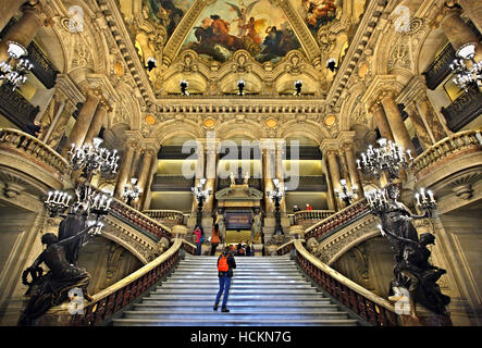 Lo scalone nel Palais Garnier, Opera Nazionale di Parigi, Francia. Foto Stock