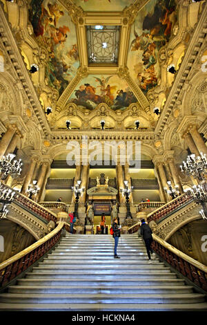 Lo scalone nel Palais Garnier, Opera Nazionale di Parigi, Francia. Foto Stock