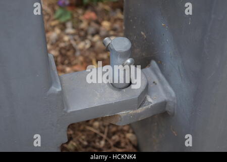 Gate metallici cerniera; vista da sopra Foto Stock