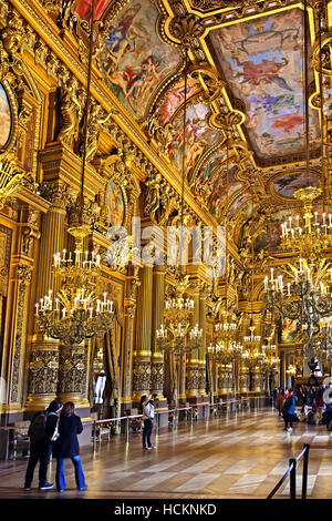 Il grande atrio nel Palais Garnier, Opera Nazionale di Parigi, Francia. Foto Stock