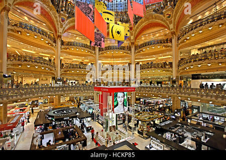 La Galeries Lafayette, il più famoso Parisienne shopping center (dal 1894), al nono arrondissement, Parigi, Francia Foto Stock