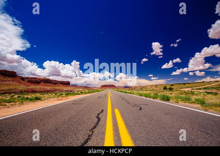 Autostrada 163, una infinita strada, naer Agathla Peak, Arizona, Stati Uniti d'America Foto Stock