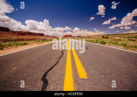 Autostrada 163, una infinita strada, naer Agathla Peak, Arizona, Stati Uniti d'America Foto Stock