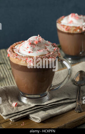 In casa la menta piperita cioccolata calda con panna montata Foto Stock