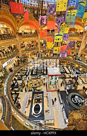 La Galeries Lafayette, il più famoso Parisienne shopping center (dal 1894), al nono arrondissement, Parigi, Francia Foto Stock