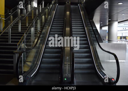Esecuzione di scale mobili che vanno fino al centro per lo shopping Foto Stock