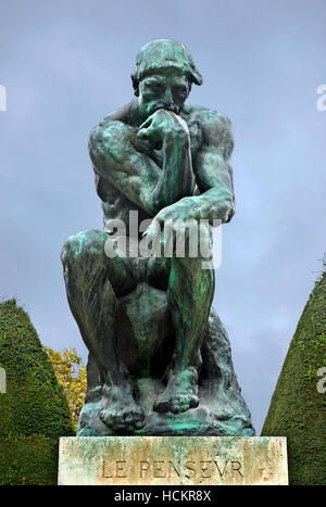 " Il Pensatore" (Le Penseur) da Auguste Rodin nei giardini del Museo Rodin, Saint Germain, Paris, Francia Foto Stock