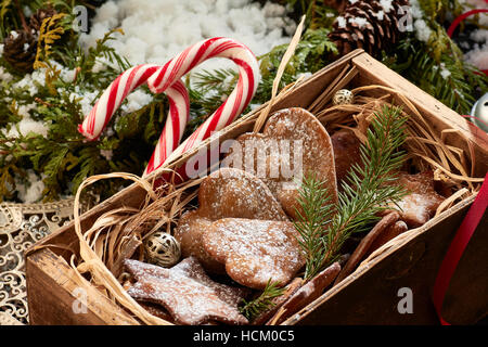 Concetto di natale con biscotti allo zenzero in vintage scatola di legno, caramelle Foto Stock