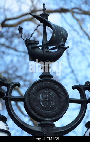 Canada Gate (Maroto Gate) costituisce parte della regina Victoria Memorial regime in Londra. Parco verde al di là Foto Stock