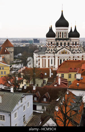 Tallinn, la capitale dell'Estonia, è mostrata qui, con la sua città vecchia in primo piano e la città "centrale" nella parte posteriore il 17 gennaio 2015. Foto Stock