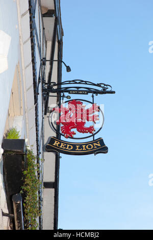 " Il Red Lion' pub segno nella storica città di Chester, Inghilterra, Regno Unito. Foto Stock