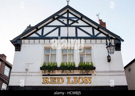 " Il Red Lion' pub segno nella storica città di Chester, Inghilterra, Regno Unito. Foto Stock