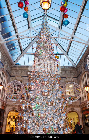 Le decorazioni di Natale e gli acquirenti nel settore del commercio al dettaglio della città di Chester, Cheshire, Regno Unito Foto Stock