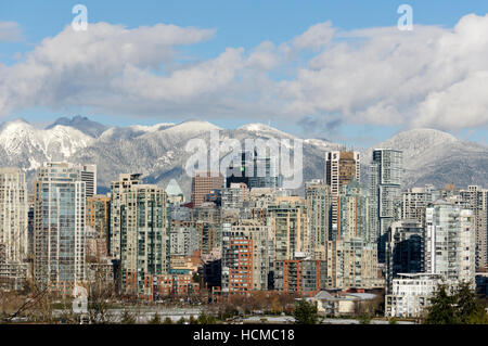 Skyline di Vancouver in inverno con le North Shore Mountains innevate, British Columbia, Canada Foto Stock