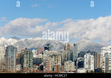 Skyline di Vancouver in inverno con le North Shore Mountains innevate, British Columbia, Canada Foto Stock