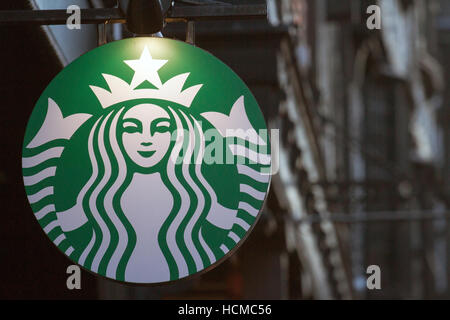 Segno di Starbucks e logo nella città di Chester, Cheshire, Regno Unito Foto Stock