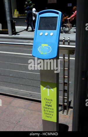 Myki blu card scanner alla fermata del tram nel CBD di Melbourne Victoria Australia Foto Stock