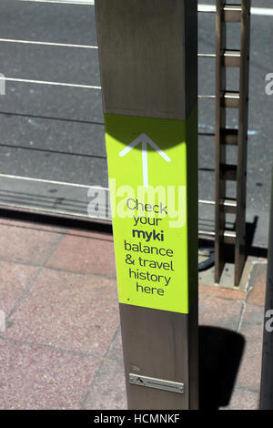 Myki blu card scanner alla fermata del tram nel CBD di Melbourne Victoria Australia Foto Stock