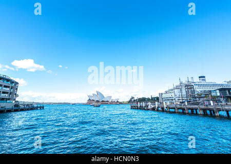 SYDNEY, Australia - 26 agosto 2016: Circular Quay nel porto di Sydney è il mozzo del porto traghetti sistema. I traghetti sono utilizzati dai pendolari come pleasa Foto Stock