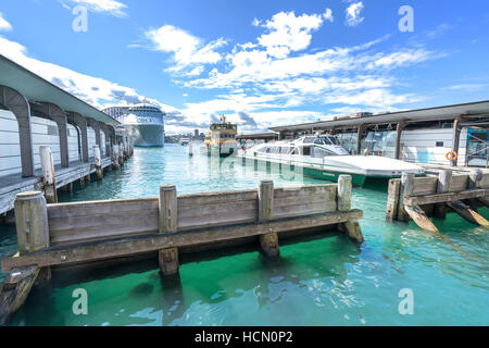 SYDNEY, Australia - 26 agosto 2016: Circular Quay nel porto di Sydney è il mozzo del porto traghetti sistema. I traghetti sono utilizzati dai pendolari come pleasa Foto Stock