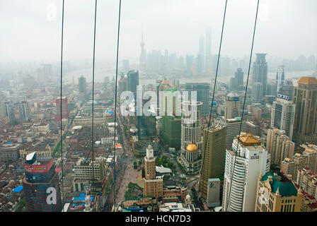 La Oriental Pearl TV Tower e lo skyline di Pudong coperti di haze, vista dallo Sheraton Hotel Foto Stock