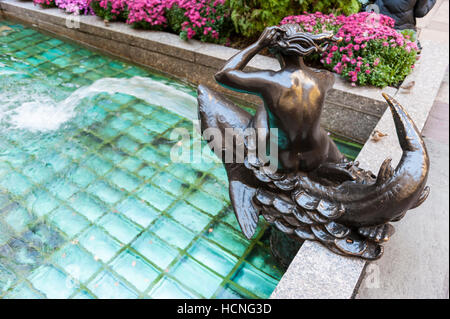 Statua di nereide seduta su un pesce, Rockefeller Center Giardini canale dettaglio in estate, la città di New York, New York, NY Foto Stock