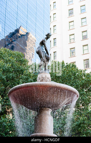 Basso angolo di visione della statua di Pomona, progettato da Karls amaro e Thomas Hastings, e situato nel cuore di Manhattan's Grand Army Plaza. Foto Stock