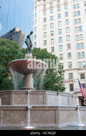 Basso angolo di visione della statua di Pomona, progettato da Karls amaro e Thomas Hastings, e situato nel cuore di Manhattan's Grand Army Plaza. Foto Stock