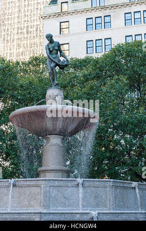 Basso angolo di visione della statua di Pomona, progettato da Karl amaro e Thomas Hastings, e situato nel cuore di Manhattan's Grand Army Plaza. Foto Stock