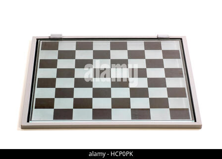 Svuotare scacchiera realizzata in vetro in uno sfondo bianco con n. pezzi su di esso Foto Stock