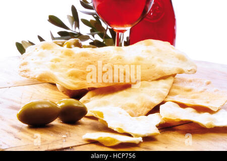 Madre-in-laws' lingue Lingue di suocera, flatbread con olive e vino rosso Foto Stock