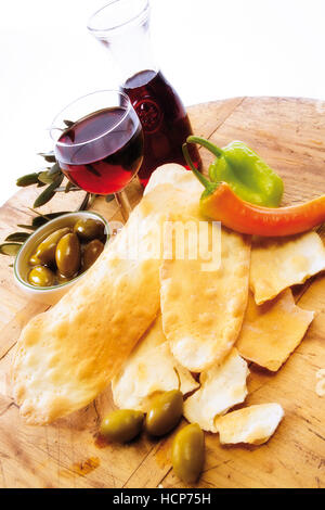 Madre-in-laws' lingue Lingue di suocera, flatbread con olive e vino rosso Foto Stock