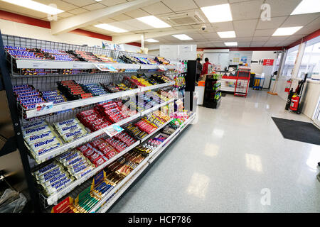 TE ANAU, Nuova Zelanda - 31 agosto 2016: una fila di dolci al cioccolato sul ripiano di un supermercato in Nuova Zelanda. Foto Stock