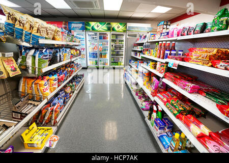 TE ANAU, Nuova Zelanda - 31 agosto 2016: una fila di dolci al cioccolato sul ripiano di un supermercato in Nuova Zelanda. Foto Stock