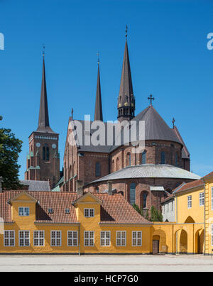 La Cattedrale di Roskilde, Royal Palace di fronte, ora Vescovo di sedile e museo, Roskilde, Zelanda Regione, Danimarca Foto Stock