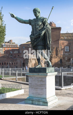 Statua in bronzo, Imperatore Augusto, Via dei Fori Imperiali di Roma, lazio, Italy Foto Stock