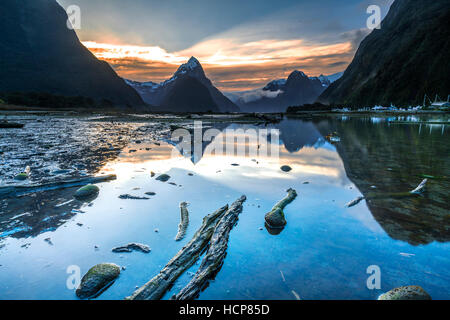 Sunrise e riflessione di Mitre Peak, Milford Sound nel Parco Nazionale di Fiordland, Nuova Zelanda Foto Stock