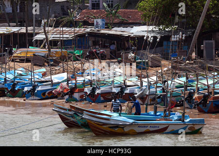 Barche da pesca in porto, Beruwela, provincia occidentale, Sri Lanka Foto Stock