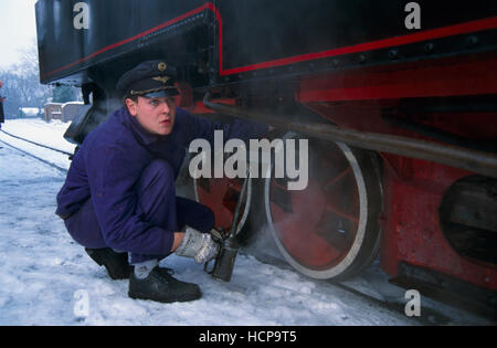 Treno a vapore conducente lubrificando il suo Steyrtalbahn locomotore ferroviario in Austria Superiore, Europa Foto Stock