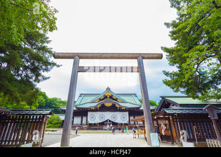 Haiden Hall di culto visto attraverso chumon torii gate sulla cupo e nuvoloso giorno al controverso Yasukuni sacrario scintoista Foto Stock