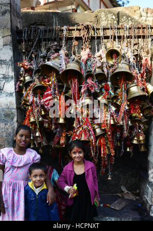 Assamese ragazze che posano per una foto nel tempio Kamakhya. Foto Stock