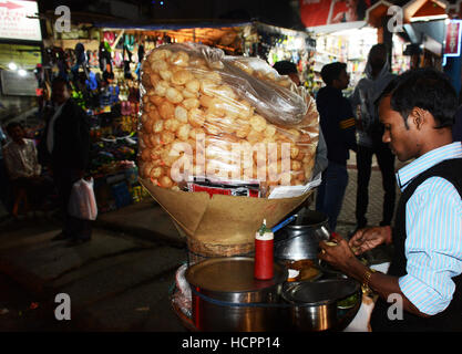Un mobile Pani Puri venditore nelle strade di Guwahati, Assam, India. Foto Stock
