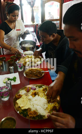 Un tradizionale pasto Thali in Assam, India. Foto Stock