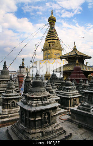 Golden stupa buddisti a Swayambhu Nath temple, Kathmandu, Nepal. Foto Stock