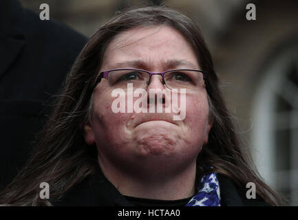 Linda Stewart, la madre di Laura Stewart, al di fuori della Corte di Appello in Edinburgo dove i parenti degli studenti Mhairi Convy e Laura Stewart, che hanno abbattuto e ucciso a Glasgow nel 2010, hanno avuto il loro appello per un privato penale dell'automobilista William Payne ha respinto dai giudici. Foto Stock