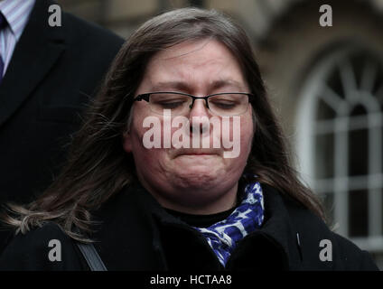 Linda Stewart, la madre di Laura Stewart, al di fuori della Corte di Appello in Edinburgo dove i parenti degli studenti Mhairi Convy e Laura Stewart, che hanno abbattuto e ucciso a Glasgow nel 2010, hanno avuto il loro appello per un privato penale dell'automobilista William Payne ha respinto dai giudici. Foto Stock