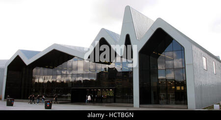 Riverside Museum sulle rive del fiume Clyde a Glasgow. È la città del nuovo museo dei trasporti di Zaha Hadid. Foto Stock