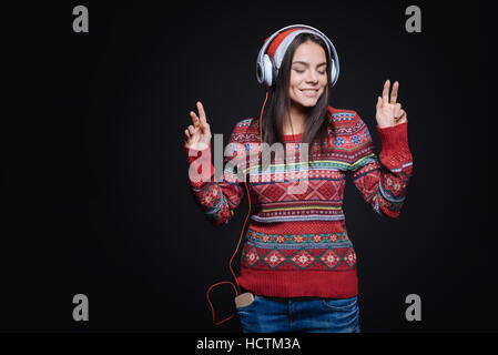 Meditativo giovane donna ascoltando la musica e ballo Foto Stock