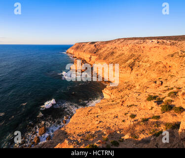 Kalbarri scogliere di arenaria e isola di roccia incandescente nel sole del tardo pomeriggio Foto Stock